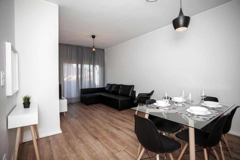 Downtown 3 Bedroom With Balcony - Quiet Street - Family Friendly - Groups بورتو المظهر الخارجي الصورة