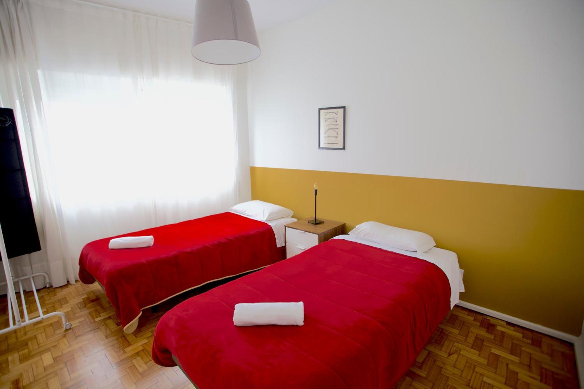 Downtown 3 Bedroom With Balcony - Quiet Street - Family Friendly - Groups بورتو المظهر الخارجي الصورة